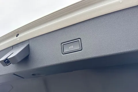  Volkswagen T-Roc 1.5 TSI Style Design DSG Euro 6 (s/s) 5dr Thumbnail #31