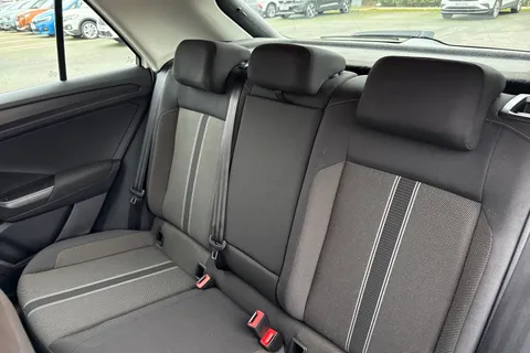 CY19VGJ Volkswagen T-Roc 1.6 TDI SE Euro 6 (s/s) 5dr Thumbnail #19