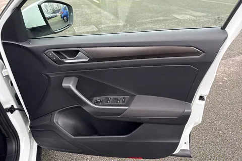 CY19VGJ Volkswagen T-Roc 1.6 TDI SE Euro 6 (s/s) 5dr Thumbnail #21