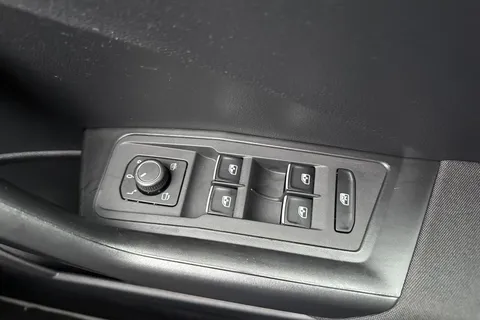 CY19VGJ Volkswagen T-Roc 1.6 TDI SE Euro 6 (s/s) 5dr Thumbnail #39