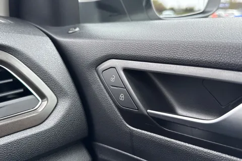 CY19VGJ Volkswagen T-Roc 1.6 TDI SE Euro 6 (s/s) 5dr Thumbnail #40