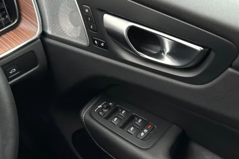 FG24YUB Volvo Xc60 2.0 B5P Ultimate Dark 5dr AWD Geartronic Thumbnail #40