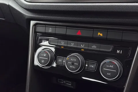 CY19VGJ Volkswagen T-Roc 1.6 TDI SE Euro 6 (s/s) 5dr Thumbnail #53