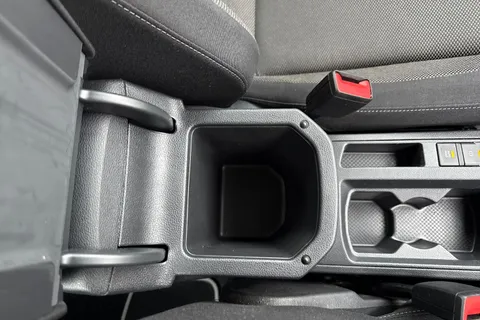 CY19VGJ Volkswagen T-Roc 1.6 TDI SE Euro 6 (s/s) 5dr Thumbnail #58