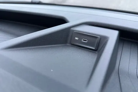 DC75AOE Volkswagen Crafter CR35 Single cab Dropside LWB 163 PS 2.0 TDI 6sp Manual RWD Thumbnail #36