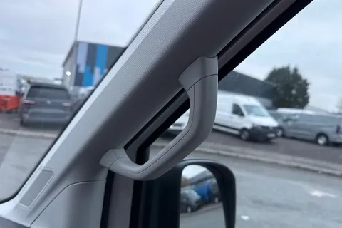 DC75AOE Volkswagen Crafter CR35 Single cab Dropside LWB 163 PS 2.0 TDI 6sp Manual RWD Thumbnail #39