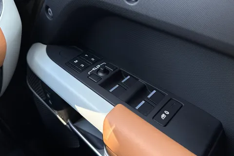 BA72GWX Land Rover Defender 110 3.0 D300 MHEV X-Dynamic HSE SUV 5dr Diesel Auto 4WD Euro 6 (s/s) (300 ps) Thumbnail #25