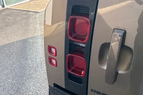 BA72GWX Land Rover Defender 110 3.0 D300 MHEV X-Dynamic HSE SUV 5dr Diesel Auto 4WD Euro 6 (s/s) (300 ps) Thumbnail #26