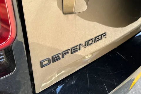 BA72GWX Land Rover Defender 110 3.0 D300 MHEV X-Dynamic HSE SUV 5dr Diesel Auto 4WD Euro 6 (s/s) (300 ps) Thumbnail #35