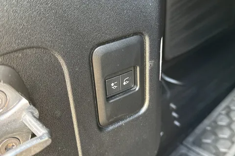 BA72GWX Land Rover Defender 110 3.0 D300 MHEV X-Dynamic HSE SUV 5dr Diesel Auto 4WD Euro 6 (s/s) (300 ps) Thumbnail #36