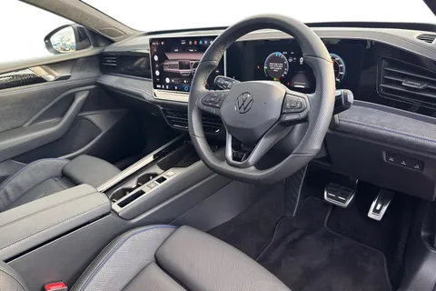 YN75WKS Volkswagen Passat 1.5 TSI eHybrid R-Line 5dr DSG, TOW BAR, R-LINE SIGNATURE PACK Thumbnail #15