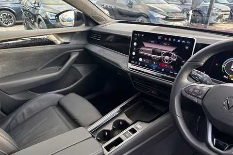 YN75WKS Volkswagen Passat 1.5 TSI eHybrid R-Line 5dr DSG, TOW BAR, R-LINE SIGNATURE PACK Thumbnail #21