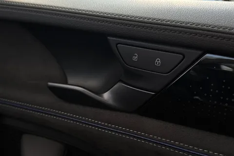 YN75WKS Volkswagen Passat 1.5 TSI eHybrid R-Line 5dr DSG, TOW BAR, R-LINE SIGNATURE PACK Thumbnail #22