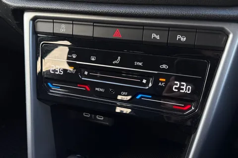 DC72BRZ Volkswagen T-Roc 1.5 TSI Life 5dr Thumbnail #22