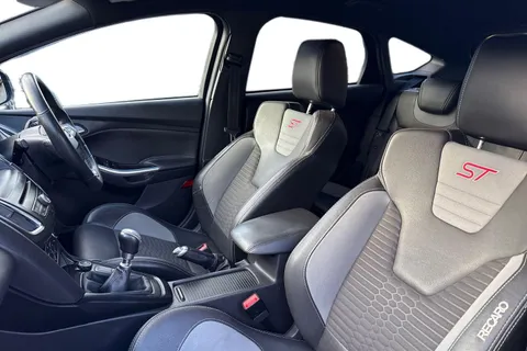 ST18VGZ Ford Focus 2.0T EcoBoost ST-2 Euro 6 (s/s) 5dr Thumbnail #12