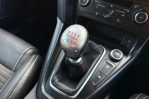 ST18VGZ Ford Focus 2.0T EcoBoost ST-2 Euro 6 (s/s) 5dr Thumbnail #21