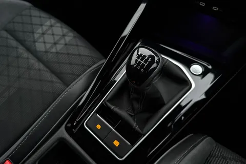 CF22UWZ Volkswagen Golf 1.5 TSI R-Line Euro 6 (s/s) 5dr Thumbnail #19