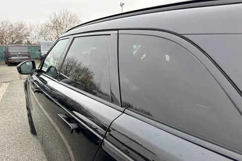 YG71OAD Land Rover Range Rover Velar 2.0 D200 MHEV R-Dynamic HSE Auto 4WD Euro 6 (s/s) 5dr Thumbnail #34