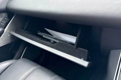 YG71OAD Land Rover Range Rover Velar 2.0 D200 MHEV R-Dynamic HSE Auto 4WD Euro 6 (s/s) 5dr Thumbnail #44