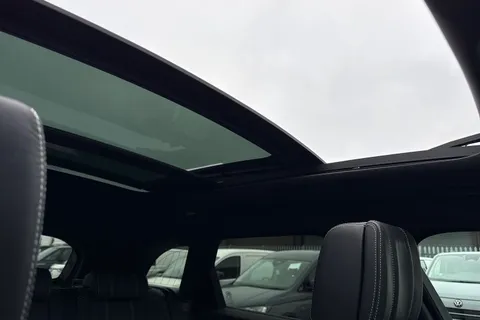 YG71OAD Land Rover Range Rover Velar 2.0 D200 MHEV R-Dynamic HSE Auto 4WD Euro 6 (s/s) 5dr Thumbnail #48