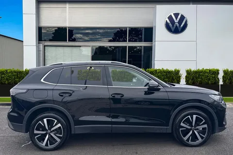 YN75WJM Volkswagen Tiguan 1.5 TSI eHybrid Elegance 5dr DSG, TOW BAR, PANORAMIC SUNROOF Thumbnail #3
