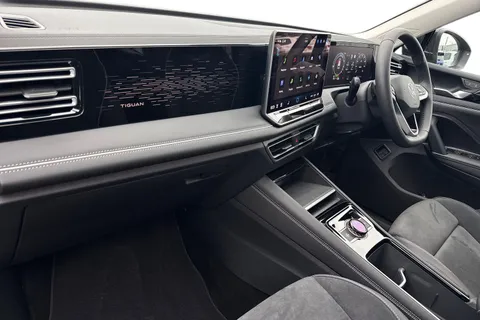 YN75WJM Volkswagen Tiguan 1.5 TSI eHybrid Elegance 5dr DSG, TOW BAR, PANORAMIC SUNROOF Thumbnail #14