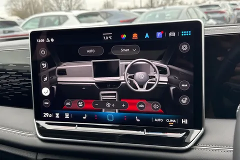 YS25UFA Volkswagen Tiguan 1.5 eTSI 150 Elegance 5dr DSG Thumbnail #18