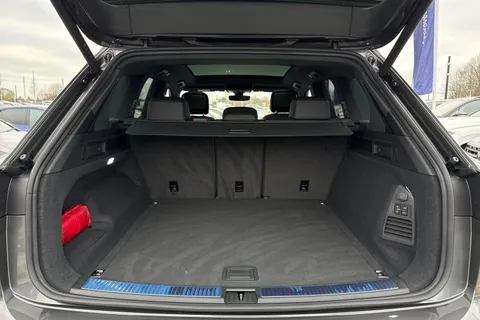 YN75WJU Volkswagen Touareg 3.0 V6 TDI 4Motion 286 Black Edition 5dr Tip Auto, **TOW BAR** Thumbnail #6