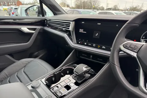 YN75WJU Volkswagen Touareg 3.0 V6 TDI 4Motion 286 Black Edition 5dr Tip Auto, **TOW BAR** Thumbnail #19