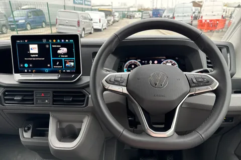 DF75UJL Volkswagen Crafter CR35 Panel van Commerce Plus MWB 140 PS 2.0 TDI 8sp DSG - MY25/Camera Thumbnail #12