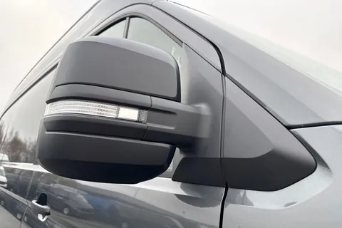 DF75UJL Volkswagen Crafter CR35 Panel van Commerce Plus MWB 140 PS 2.0 TDI 8sp DSG - MY25/Camera Thumbnail #25