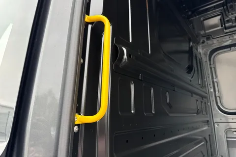 DF75UJL Volkswagen Crafter CR35 Panel van Commerce Plus MWB 140 PS 2.0 TDI 8sp DSG - MY25/Camera Thumbnail #31