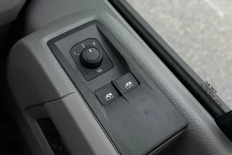 DF75UJL Volkswagen Crafter CR35 Panel van Commerce Plus MWB 140 PS 2.0 TDI 8sp DSG - MY25/Camera Thumbnail #40