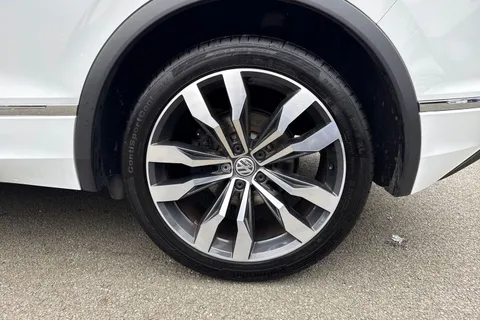 YP68SWJ Volkswagen Tiguan 2.0 TDi 150 R-Line 5dr | Heated Seats | Pan Roof Thumbnail #11