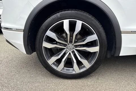 YP68SWJ Volkswagen Tiguan 2.0 TDi 150 R-Line 5dr | Heated Seats | Pan Roof Thumbnail #12