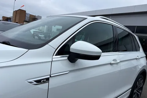 YP68SWJ Volkswagen Tiguan 2.0 TDi 150 R-Line 5dr | Heated Seats | Pan Roof Thumbnail #26