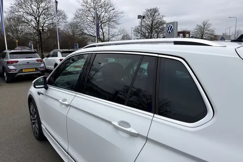 YP68SWJ Volkswagen Tiguan 2.0 TDi 150 R-Line 5dr | Heated Seats | Pan Roof Thumbnail #28