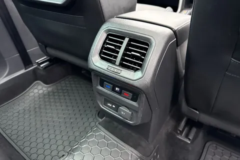 YP68SWJ Volkswagen Tiguan 2.0 TDi 150 R-Line 5dr | Heated Seats | Pan Roof Thumbnail #29