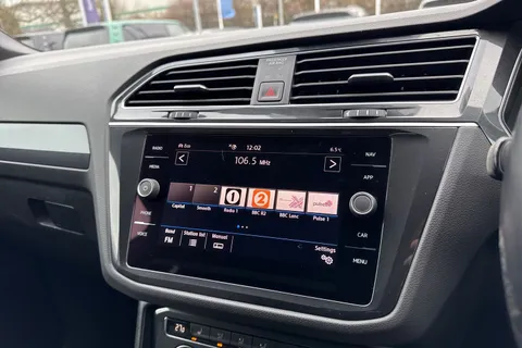 YP68SWJ Volkswagen Tiguan 2.0 TDi 150 R-Line 5dr | Heated Seats | Pan Roof Thumbnail #39