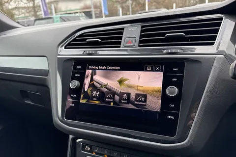 YP68SWJ Volkswagen Tiguan 2.0 TDi 150 R-Line 5dr | Heated Seats | Pan Roof Thumbnail #45
