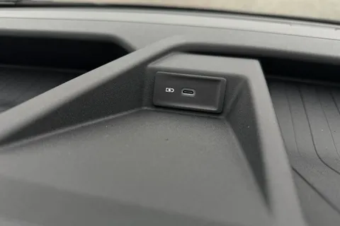 DC75AVO Volkswagen Crafter CR35 Panel van Commerce Plus LWB 140 PS 2.0 TDI 6sp Manual FWD - MY25/Rear Thumbnail #38