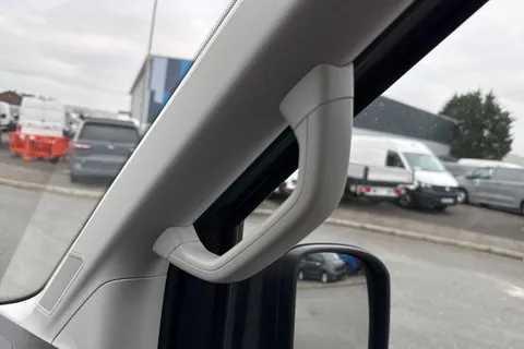 DC75AVO Volkswagen Crafter CR35 Panel van Commerce Plus LWB 140 PS 2.0 TDI 6sp Manual FWD - MY25/Rear Thumbnail #44
