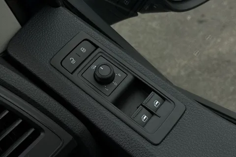 BV67FWR Volkswagen Transporter 2.0 TDI BMT 102 Highline 4 Berth Camper Conversion Euro 6 Thumbnail #60