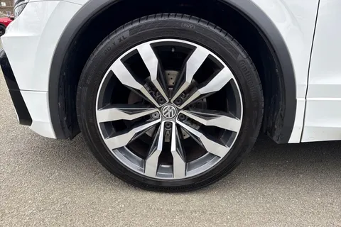 YP68SWJ Volkswagen Tiguan 2.0 TDi 150 R-Line 5dr | Heated Seats | Panoramic Roof Thumbnail #10