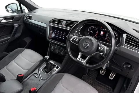 YP68SWJ Volkswagen Tiguan 2.0 TDi 150 R-Line 5dr | Heated Seats | Panoramic Roof Thumbnail #14