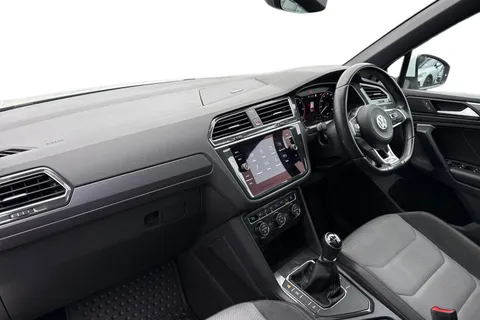 YP68SWJ Volkswagen Tiguan 2.0 TDi 150 R-Line 5dr | Heated Seats | Panoramic Roof Thumbnail #15