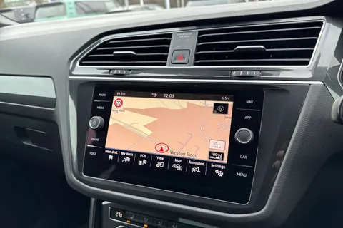 YP68SWJ Volkswagen Tiguan 2.0 TDi 150 R-Line 5dr | Heated Seats | Panoramic Roof Thumbnail #17