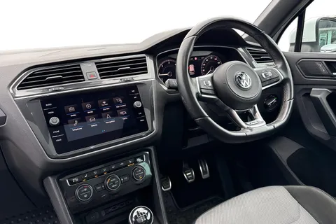 YP68SWJ Volkswagen Tiguan 2.0 TDi 150 R-Line 5dr | Heated Seats | Panoramic Roof Thumbnail #18