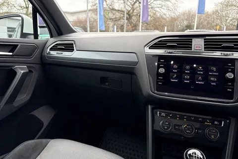 YP68SWJ Volkswagen Tiguan 2.0 TDi 150 R-Line 5dr | Heated Seats | Panoramic Roof Thumbnail #20