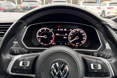 YP68SWJ Volkswagen Tiguan 2.0 TDi 150 R-Line 5dr | Heated Seats | Panoramic Roof Thumbnail #31